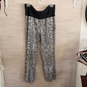 Betsy Johnson Performance Women's Fold over Joggers style pull on pants L